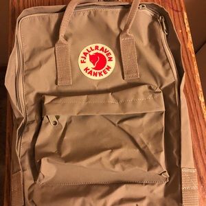 NEW WITH TAGS Fjall Raven Kanken backpack in putty